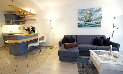 voll ausgestattete Küchenzeile mit Tresen / Schlafcouch im Wohnzimmer