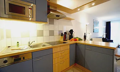 voll ausgestattete Küchenzeile mit Tresen