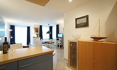 Blick in Richtung Wohnzimmer mit gemütlicher Essecke