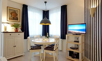 gemütliche Essecke und Flachbildfernseher im Wohnzimmer