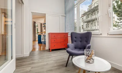 Hier der Blick in die Loggia. Sie ist vom Wohnzimmer und vom Schlafzimmer aus begehbar, so dass die Personen im Schlafzimmer nicht gestört werden müssen.