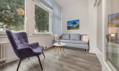 In der Loggia befindet sich eine Couch mit Schlaffunktion für 2 Personen (Breite 1.40m). Kinderreisbettchen und Kinderstuhl werden bei Bedarf gern bereitgestellt.