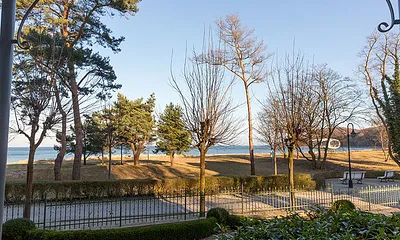 Im Bild oben: Ihr Ausblick vom Balkon. Ein Strandkorb am Strand vor der Villa steht Ihnen von Mai bis September kostenfrei zur Verfügung.