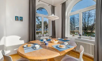 Vom komfortablen Eßplatz im Erker haben Sie ebenfalls Seeblick.