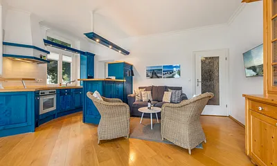 Hier der Blick Richtung Wohnbereich und Küchenzeile.