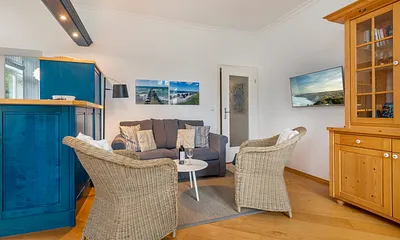 Der Wohnbereich mit TV. WLAN ist kostenfrei verfügbar.