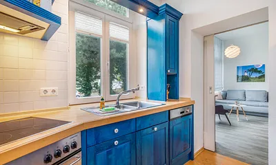 Die Küchenzeile ist komplett mit Geschirrspüler etc. ausgestattet.