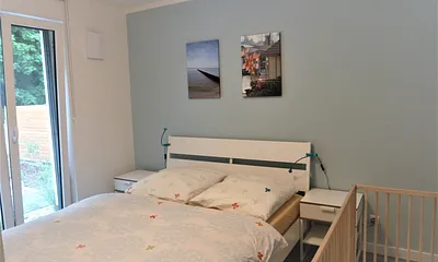 Schlafzimmer 2 mit Gitterbett Wohnung 1