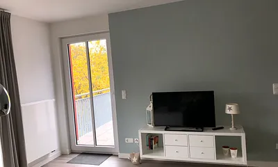 TV und Tür zum Balkon Wohnung 4