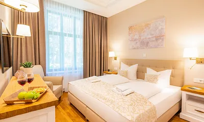 Schlafzimmer mit Doppelbett