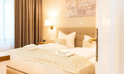 Schlafzimmer mit Doppelbett