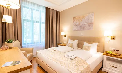 Schlafzimmer mit Doppelbett