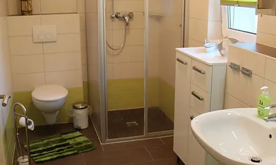 Bad mit Dusche, Waschbecken und Fön