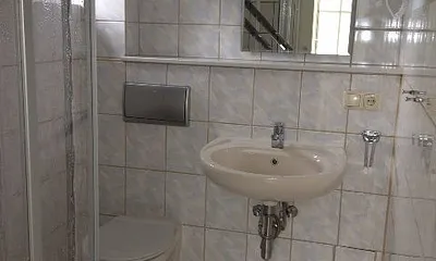 Bad mit Dusche und WC