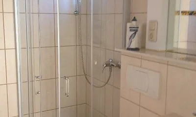 Bad mit Dusche und WC