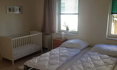 Schlafzimmer mit Kinderbett