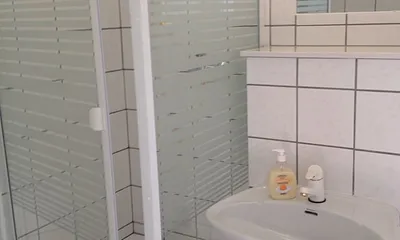 Bad mit Dusche und WC