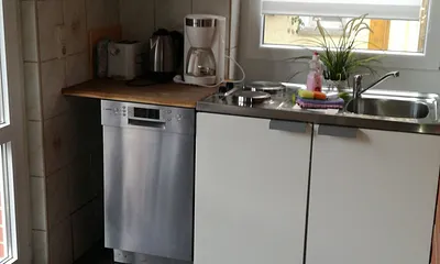 Küchenzeile mit Spülmaschine