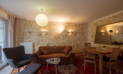 Wohnzimmer mit großem Esstisch,Sessel und Sofa