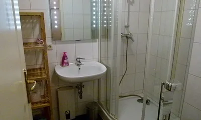 das Bad mit Platz für 4 Zahnbürsten