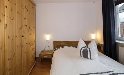 Schlafzimmer mit 1,60 m breitem Doppelbett und großem Kleiderschrank