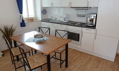 Küchenzeile mit Geschirrspüler & Kaffeevollautomat