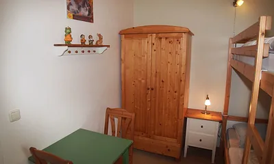 2. Schlafzimmer mit Tisch und 2 Stühle