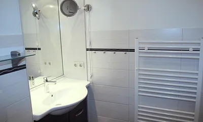 Badezimmer mit Kosmetikspiegel und Föhn