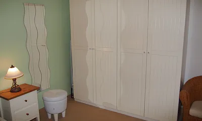 Schlafzimmer mit großem Schrank und Spiegel