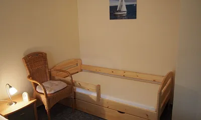 Schlafzimmer mit Kinder/Jugendbett 1,80 m Lang