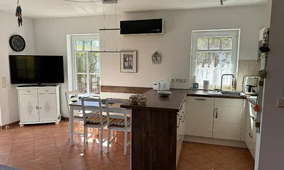 Küchenzecke mit Backofen, Geschirrspüler, Kühl- Gefrierkombination