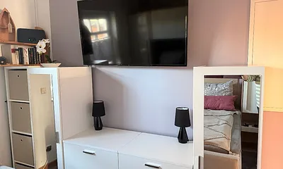 Schlafzimmer mit TV und neuen Schränken
