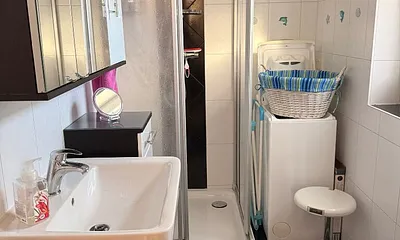 Bad mit Dusche, Waschbecken, WC und Waschmaschine