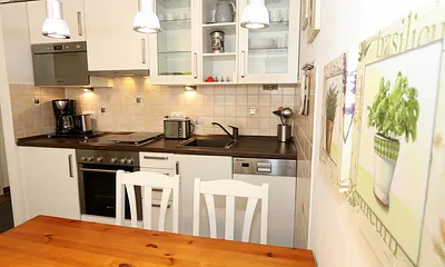 integrierte Küchenzeile mit Mikrowelle, Backofen, Ceranfeld, Spülmaschine, Kühlschrank mit Gefrierfach, Kaffeemaschine und anderen praktischen Hilfsutensilien