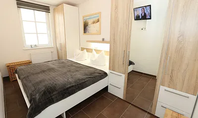 Schlafzimmer mit Doppelbett (1,80 m x 2,00 m), Nachttischkonsolen, Smart-TV, Safe und Kleiderschrank 