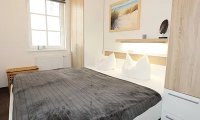 Schlafzimmer mit Kleiderschrank