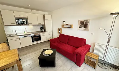 Wohnbereich mit einer Essecke, gemütlicher Couch (Aufbettung für 3./4. Person 1,60 m x 2,00 m), Smart-TV, Blu-Ray-Player und Musikanlage mit DAB Radio