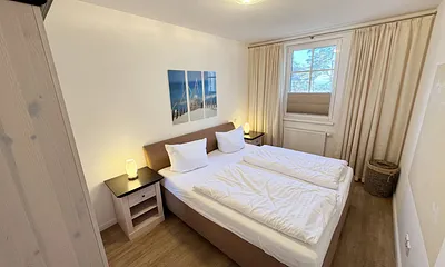 Schlafzimmer mit Doppelbett