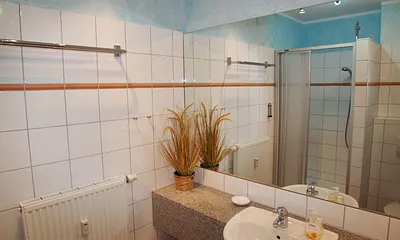 Badezimmer mit Kosmetikspiegel und Föhn