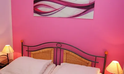 Schlafzimmer mit Doppelbett