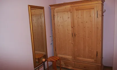 Schlafzimmer mit großem Schrank und Spiegel