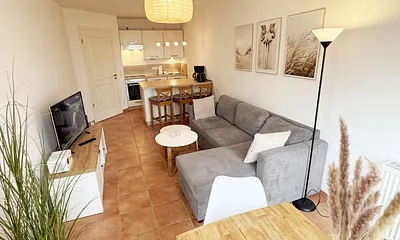 gemütlicher Wohn-und Essbereich mit Küchenzeile