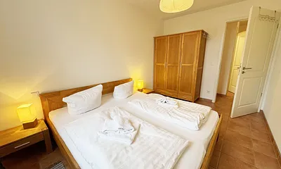 Schlafzimmer mit Doppelbett und Kleiderschrank