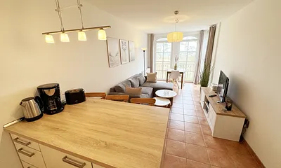 Küchenzeile mit Blick auf den Wohn-und Essbereich