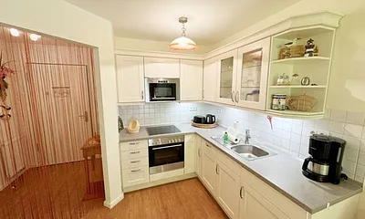 Wohnbereich mit gemütlicher Couch, Leselampe, Smart-TV, DVD-Player und Radio mit CD