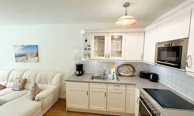 Küchenzeile mit Mikrowelle, Backofen, Ceranfeld, Spülmaschine, Kühlschrank mit Gefrierfach, Kaffeemaschine und praktischen Helfern