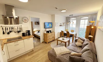 offener Wohnbereich mit Küchenzeile