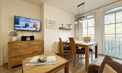 Wohnbereich mit Vitrine und Smart-TV