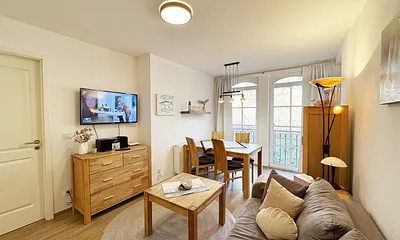 gemütlicher Wohnbereich mit angrenzendem Esstisch