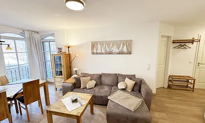 Wohnbereich mit gemütlicher Couch und Couchtisch